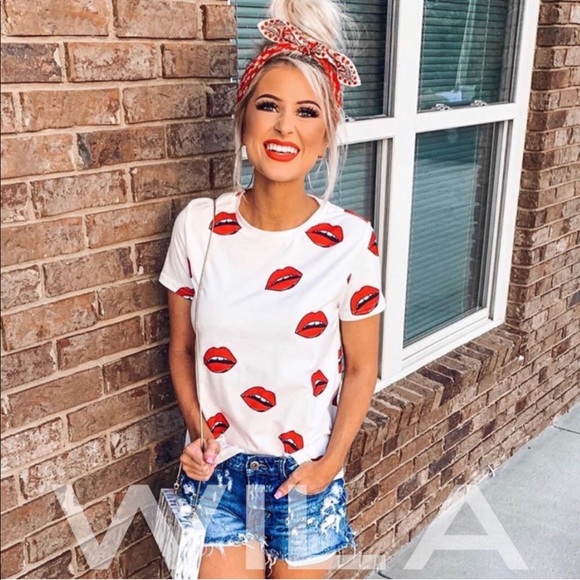 Host Pick Red Lip Kiss White Tee - Picture 2 of 5